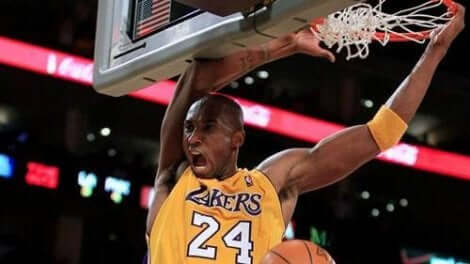 Kobe Bryant dunkar i basket
