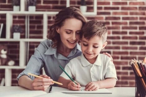 En kvinna som hjälper ett barn att skriva.