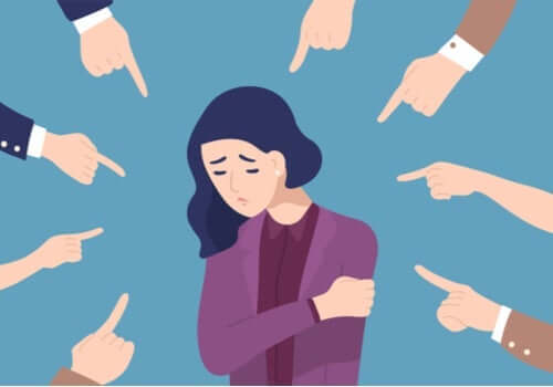 En teckning av en kvinna som känner sig anklagad av folk som trycker på hennes känslomässiga knappar.