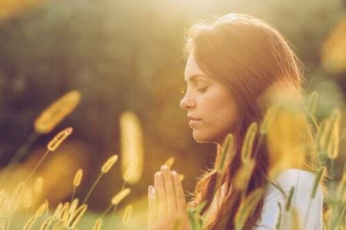 En kvinna som ber
