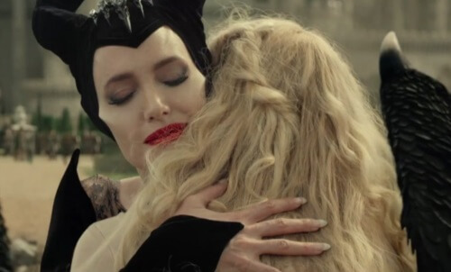Maleficent och Aurora omfamnar varandra då de tänker på ångesten som väj