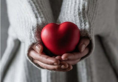En kvinna som håller ett hjärta