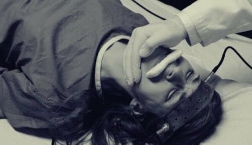 En patient genomgår ECT, en form av chockterapi