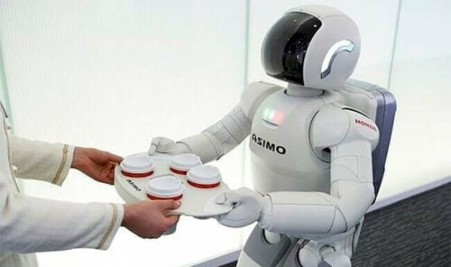 En robot serverar kaffe