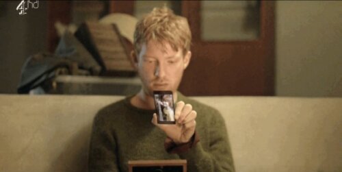 Ash, i Black Mirror, tittar på sin mobil
