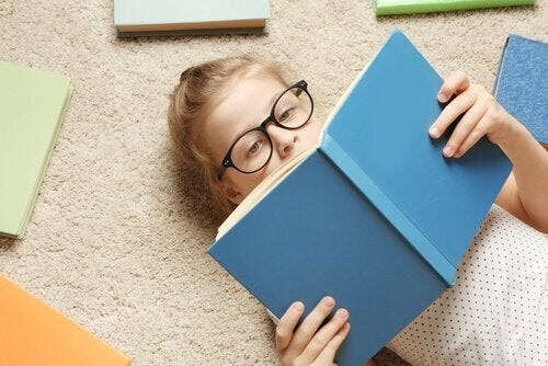 Studenters motivation: självmotiverad flicka läser på golvet