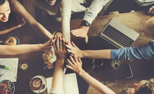 Hur kommer det sig att vi skapar gruppnormer?