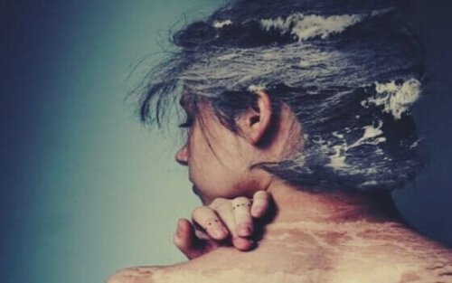 Flicka med havet på ryggen menar att det är okej att du inte gillar dig själv