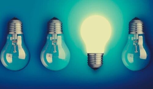 Fyra glödlampor i rad, en tänd