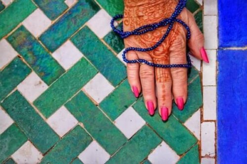 Hand med hennatatuering, ett exempel på kulturella dimensioner