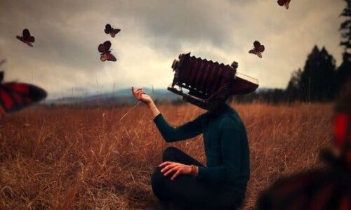 Man med kamera som huvud