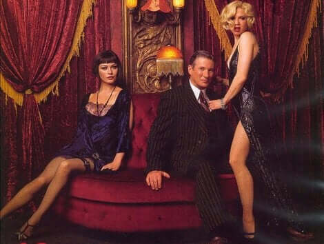 Huvudrollerna sensuellt vid en soffa