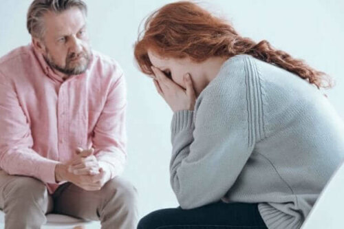 En kvinna gråter framför en psykolog