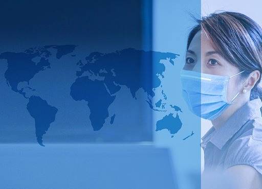 Kvinna med ansiktsmask