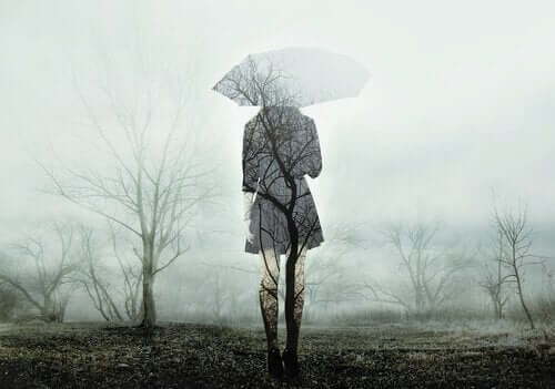 En transparent kvinna går i dimma med paraply