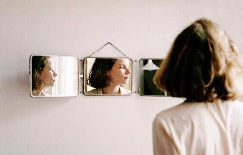 Kvinna använder spegel för ökad självkännedom
