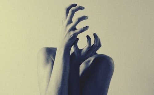 Viljan att bli osynliga: överkropp av en kvinna med osynligt huvud