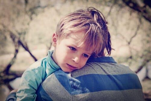 Sorg hos barn är mer hanterbar när du visar dem stöd: Ledsen pojke kramar bror