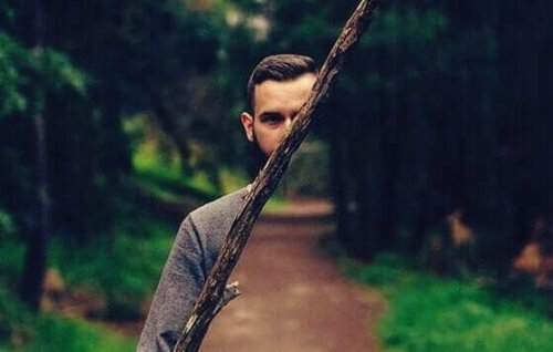 Man med halvt osynlig kropp