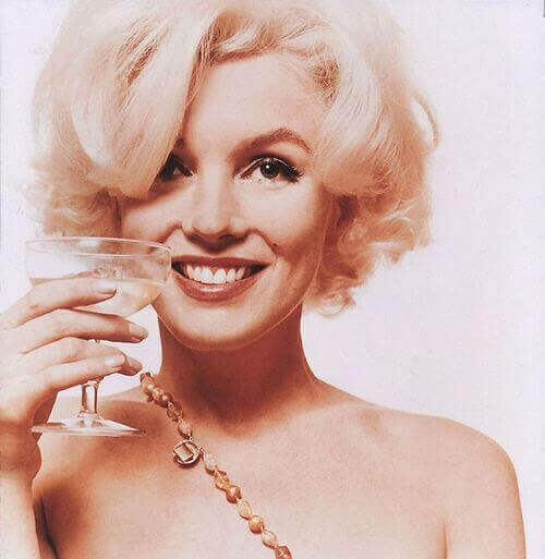 Marilyn Monroes leende med att vinglas
