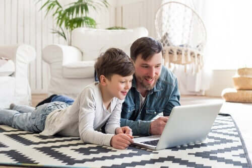 Pappa och barn med laptop