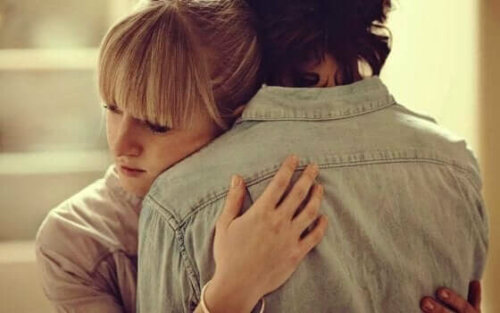 Ett par kramas som ett tecken på emotionell anknytning