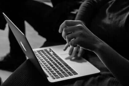 Person arbetar mot nätmobbning på laptop