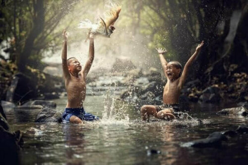Pojkar leker i flod som en del av kulturell evolution