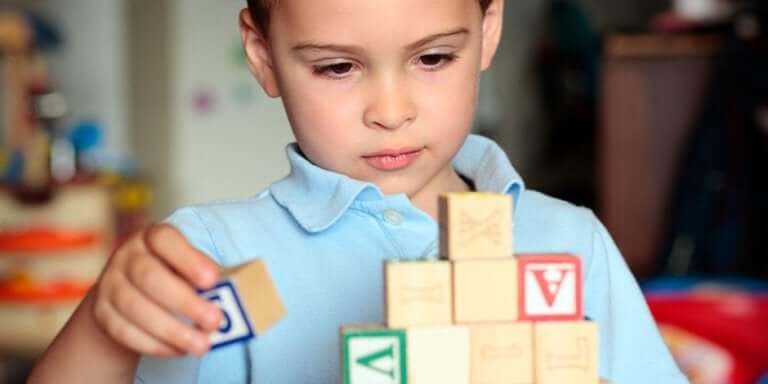 Barn med autism under coronakrisen kan hjälpas av att fokusera på lekar de tycker om