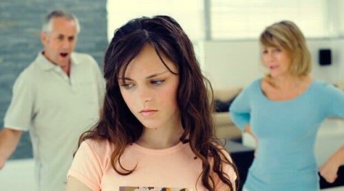 Tonåring bråkar med föräldrar