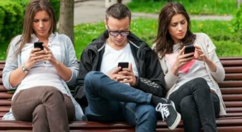 Vänner som använder mobiler