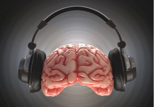 En hjärna med hörlurar