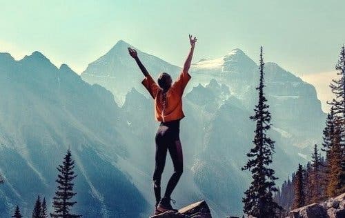 En kvinna på toppen av världen