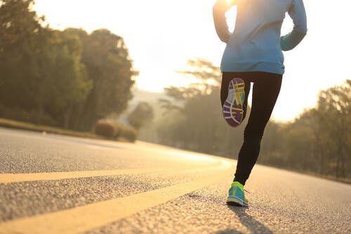 En kvinna löptränar