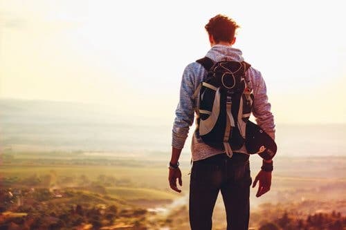 En backpacker vandrar och vet att allt i slutändan kommer att bli bra
