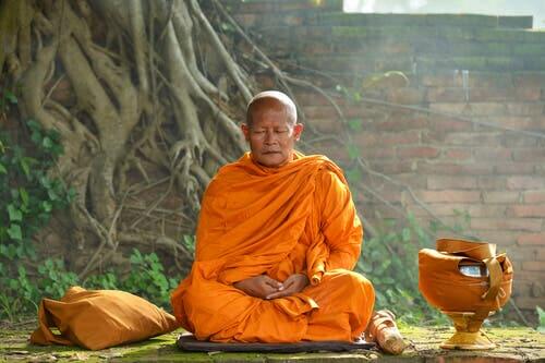 En munk som mediterar