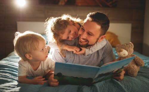 En pappa som läser med sina barn för att förbättra deras läsförståelse