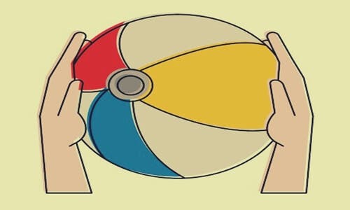 Händer som håller en badboll