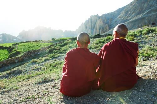 Tibetanska munkar njuter av utsikten