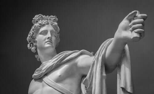 En staty av Apollon