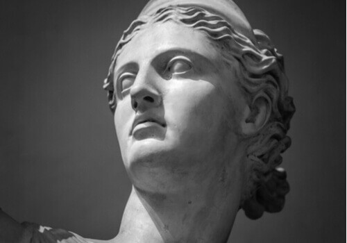 En närbild på Artemis ansikte, i statyform