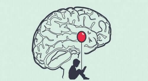 En pojke med ballong under en hjärna