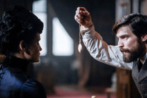 En scen från serien Freud där Freud utövar hypnos på en patient