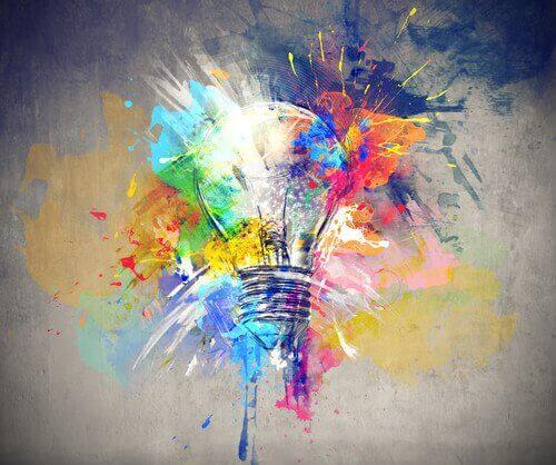 En glödlampa omgiven av färger som representerar en impuls av kreativitet efter genomgådd hjärnstimulering