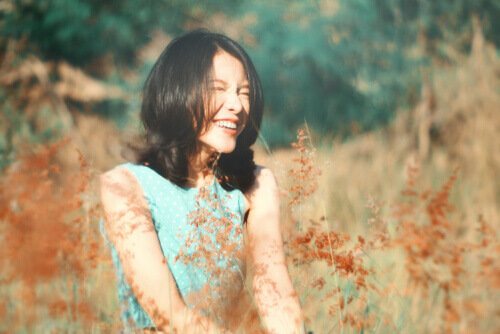 En kvinna på ett fält