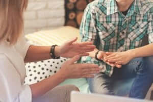 En kvinna tillämpar övertalningsprinciper mot en man