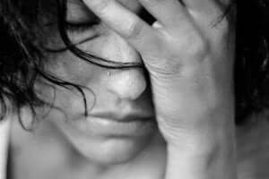 En kvinna upplever smärtan av förändrat medvetandetillstånd