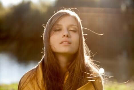 En till synes avslappnad kvinna