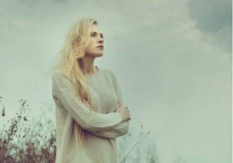 En till synes ledsen kvinna