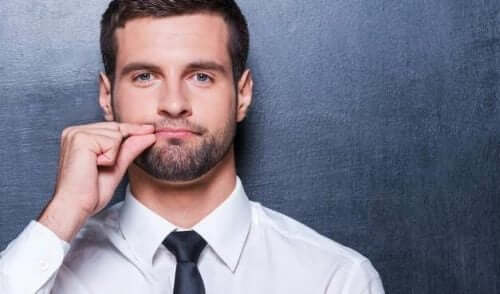 En ung man med skjorta och slips